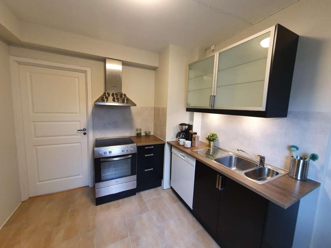 Bright And Central 2-bedroom With King Bed, Fully Equipped