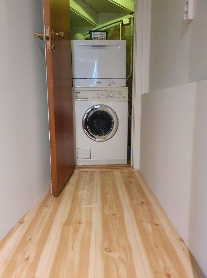 Bright And Central 2-bedroom With King Bed, Fully Equipped Apartment